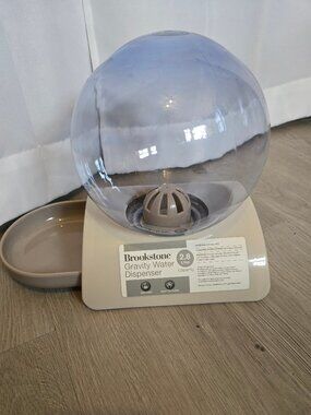 NWT - Gravity pet water dispenser